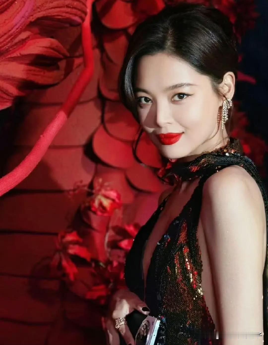 辛芷蕾回老家撸串，看的口水直流！11月13日，辛芷蕾在社交平台发文，称：“鹤岗