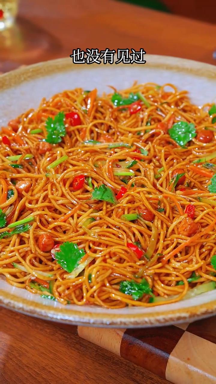 凉拌面。10个人有8个人不知道，把面条放进开水里烫一烫，做出来就是餐桌上必不可