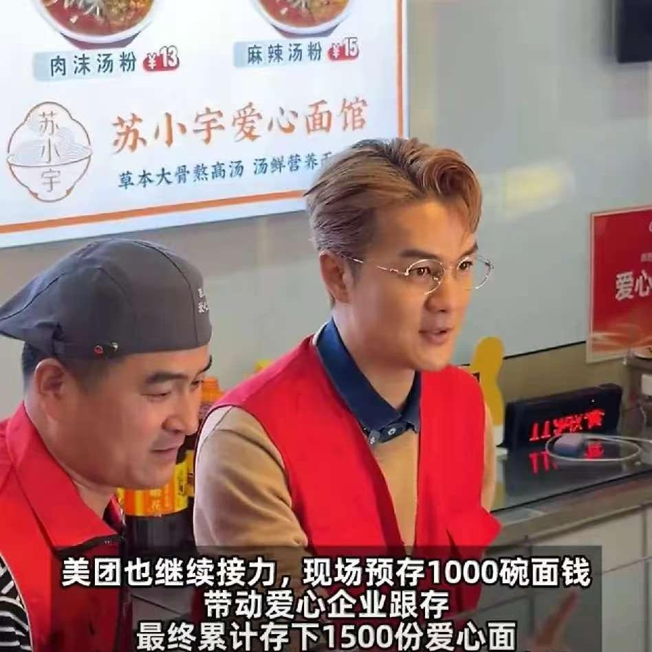 吴克群，太接地气了！3月9日深夜，青岛城阳区街头，一个穿着黑色大衣的男人蹲在