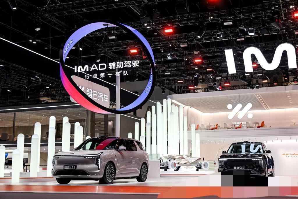 一觉醒来，燃油车市场突然炸锅了！工信部突然放出两大消息：1、2026年起中国