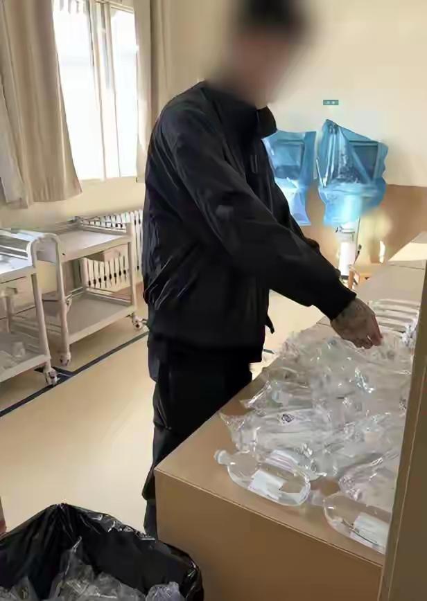 护士晒男友陪值班还帮干活，满手纹身+违规操作，医院吐槽：这姑娘怕不是拎不清