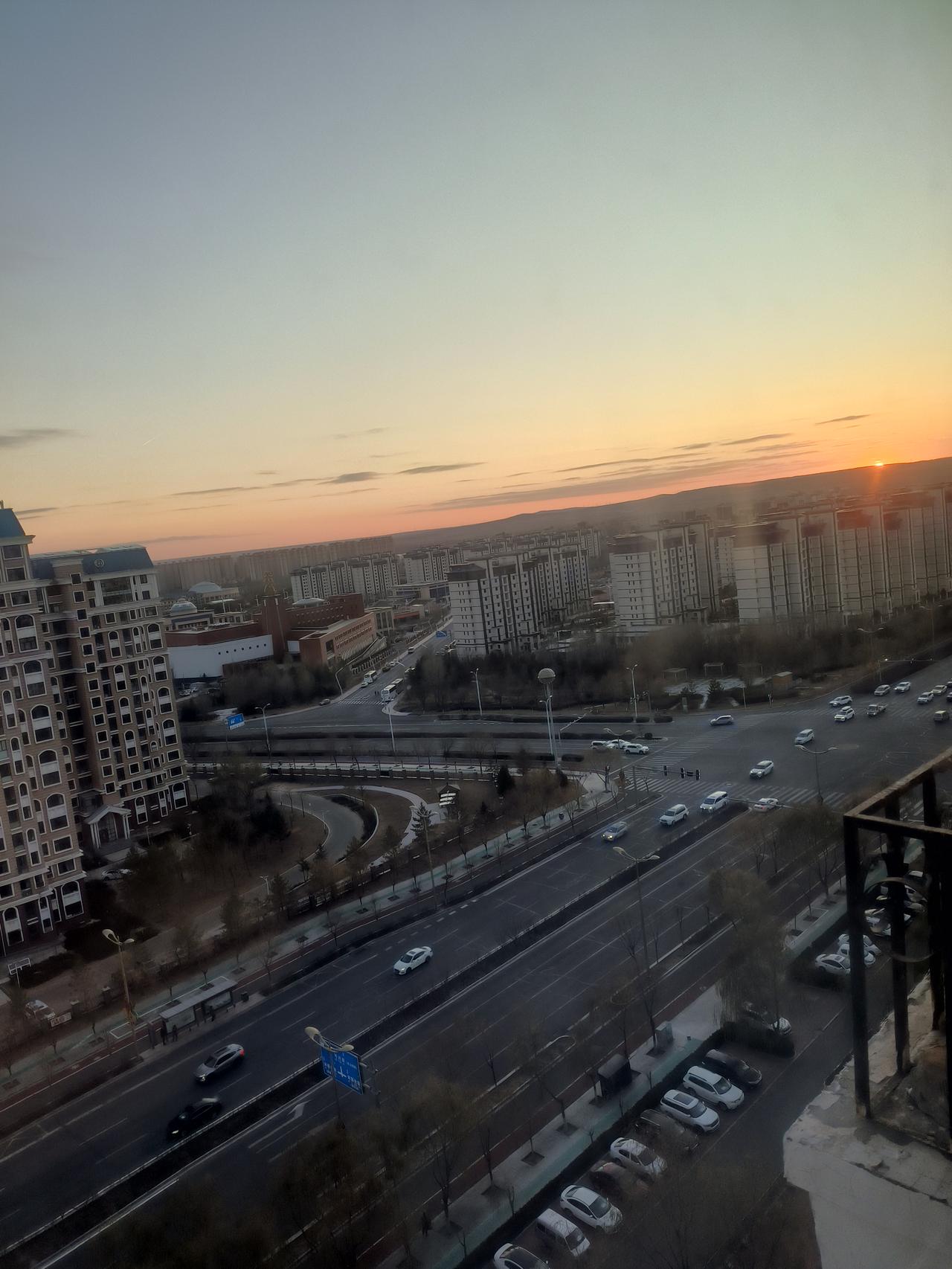 虽然天冷了，也不想出门了，当然不是因为天冷，还是因为自己不想行动。突然觉得自己老