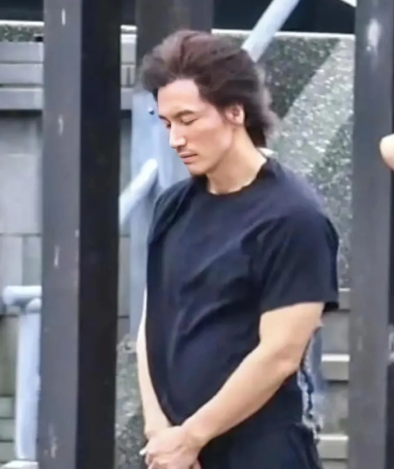 言承旭看望大S墓地，精神恍惚泪洒现场，“守墓人”具俊晔消失