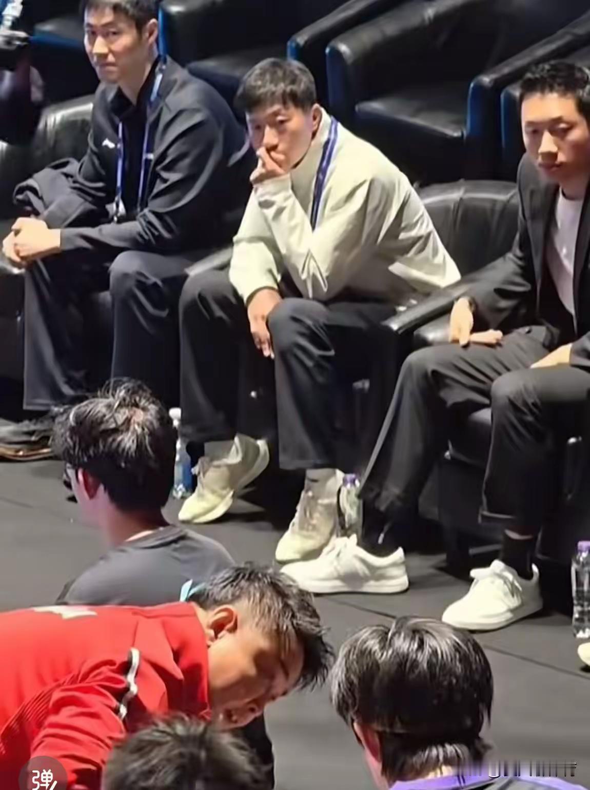 泪流满面[哭哭]马龙看王楚钦这眼神，这一幕真的是热泪盈眶啊！中韩大战第一盘单打，