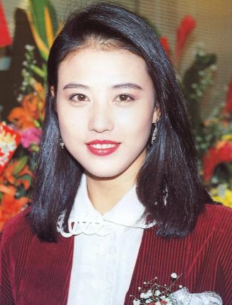 1990年，吕良伟父亲大骂：“你老婆周海媚天天睡到12点，这么懒的女人，也不伺候