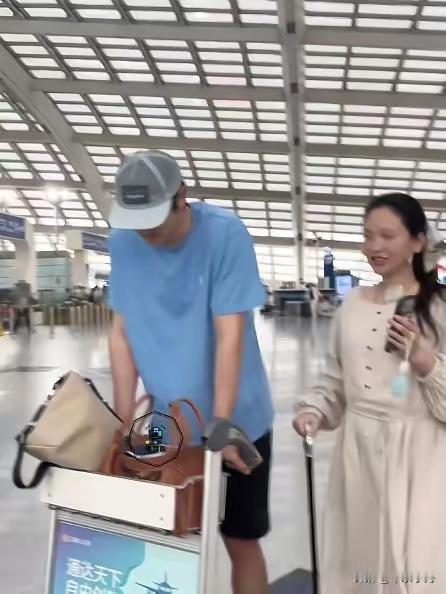 金莎这浮肿的五官，这臃肿的腰身，这无力的双腿，还有脚底下无时无刻不穿的平底鞋，若