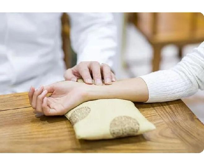 中医靠把脉看病挺神奇的。其原理和多方面有关。首先，心脉通畅很关键，心脏推动血在脉