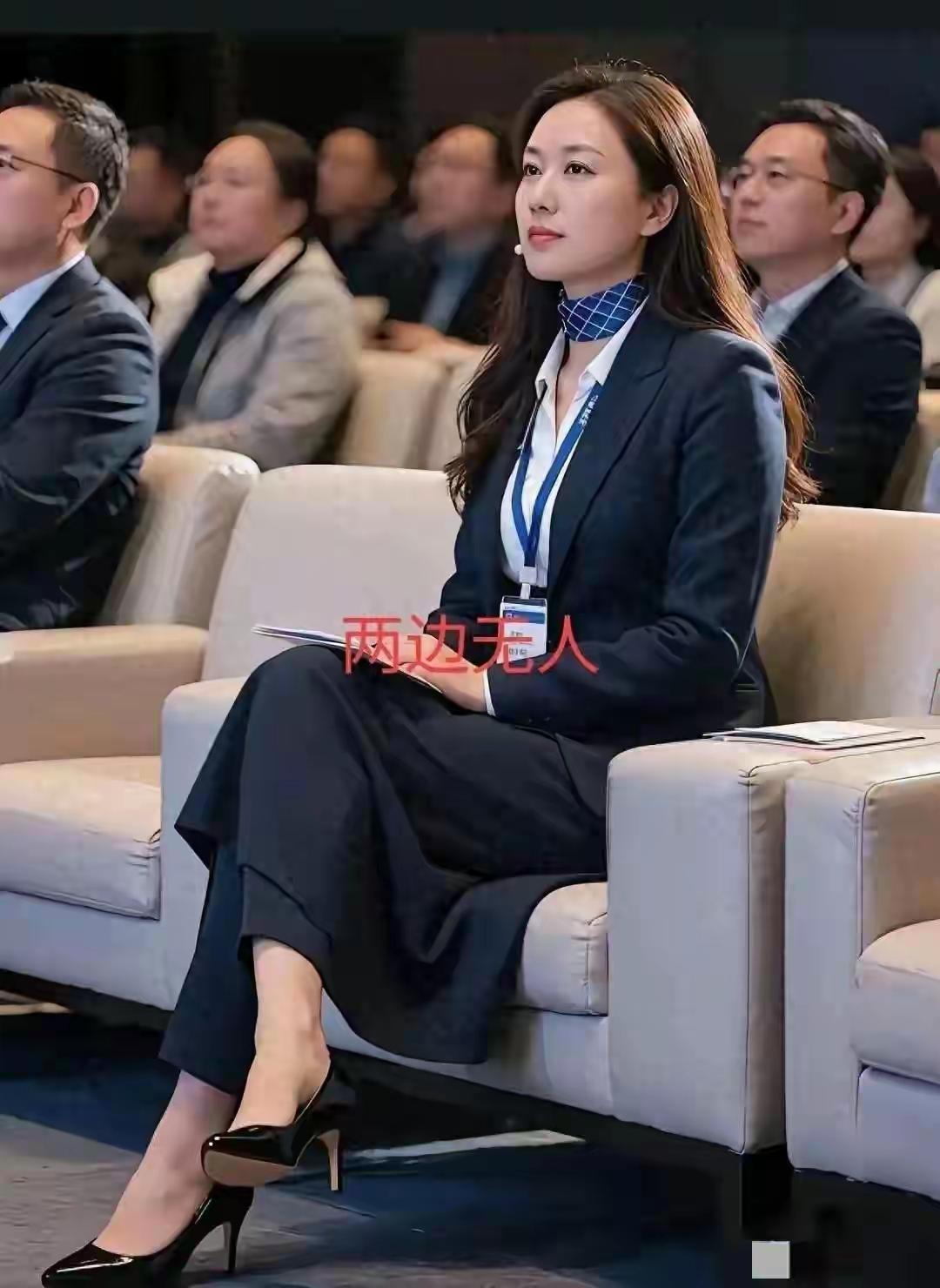 这位美女冷漠，严肃，很有范儿，象个公司领导。她身两边的位子全空着，难道平时对下属