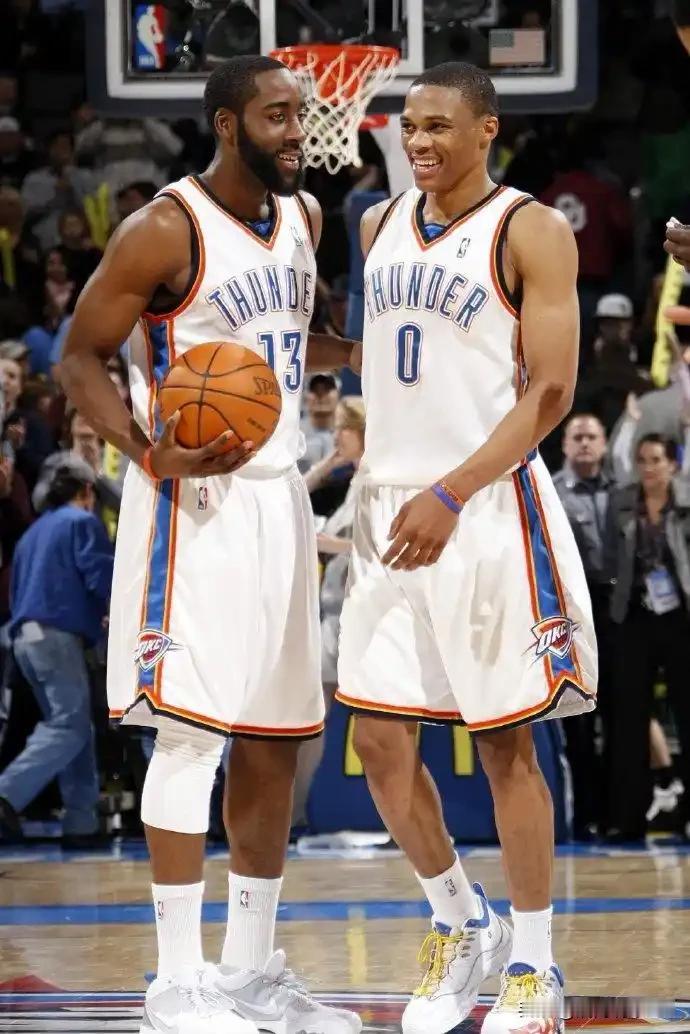 哈登和威少生涯总数据对比，两兄弟谁更强？1、总得分:威少26611分，登哥2