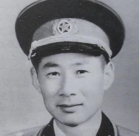 抗战中八路军骑兵营政委杨秀山正行军，忽发现几个战士走的太慢，便去催促，不料那人却