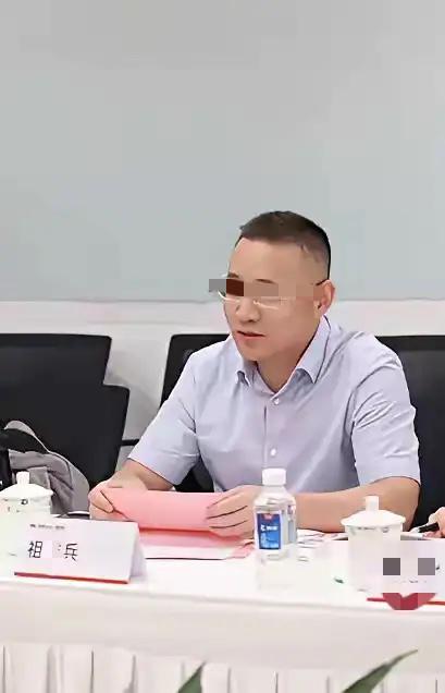 曾主任这么卖力表现，怕不是早就尝到了“捷径”的甜头！有人爆料，她和祖院长20