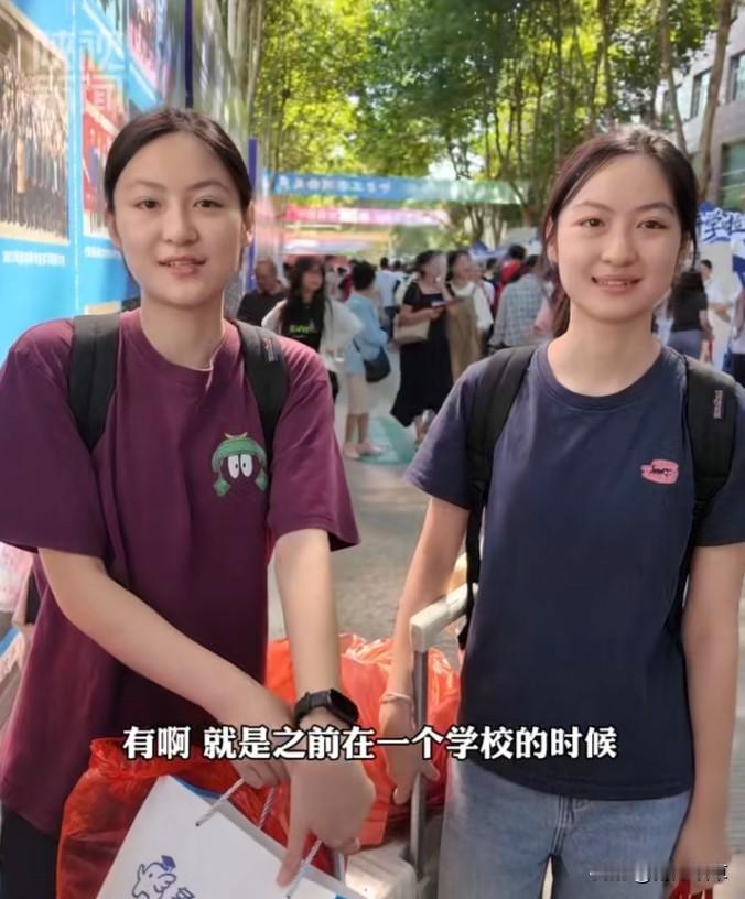 据卫视新闻，这一对双胞胎小姐俩，从福建考入西安的同一所大学，学习法律专业。在记