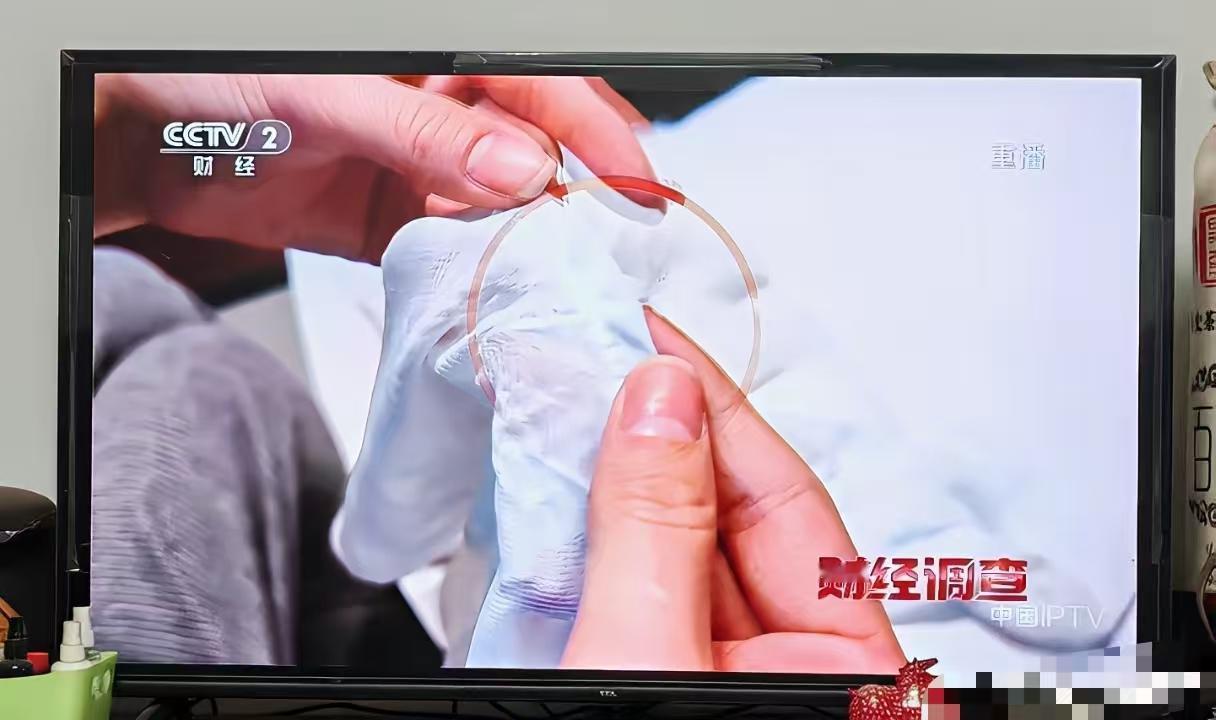 记者调查，一些直播间打着样衣尾货的招牌，卖的全是旧衣。从来没有到直播间买过东西，