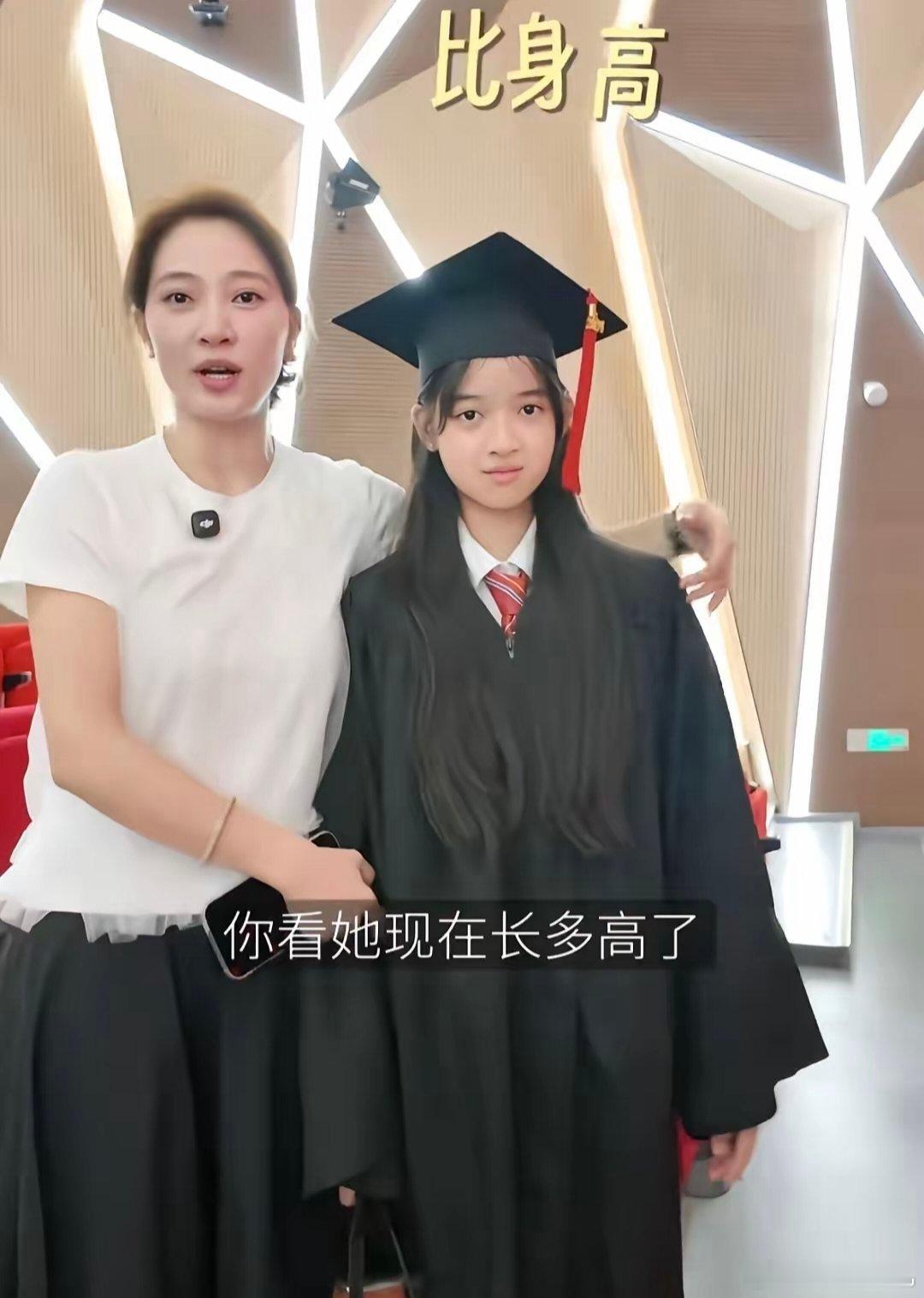聂远老婆带二胎女儿参加大女儿小学毕业典礼，两个孩子大眼睛好萌。大女儿上的是国际学