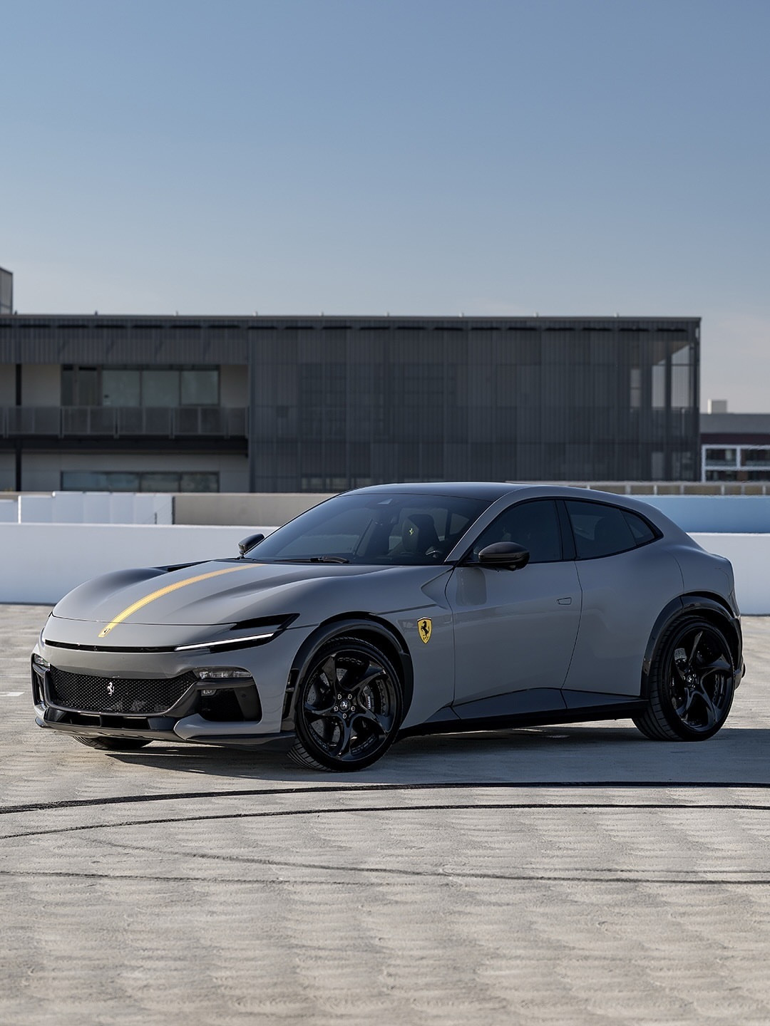 715马力的V12引擎，配备4个座位……这台是受委托，对这款全新的Ferrari