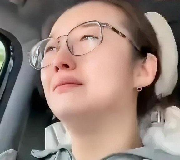 三十岁的小两口瞒着家里，咬牙贷下800万买下上海千万元老破小，月供高达三万六。可
