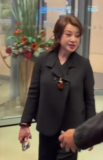 刘晓庆现在的状态简直不摆了，穿着打扮简直来了个一百八十度的大转弯哦，妥妥的年轻又