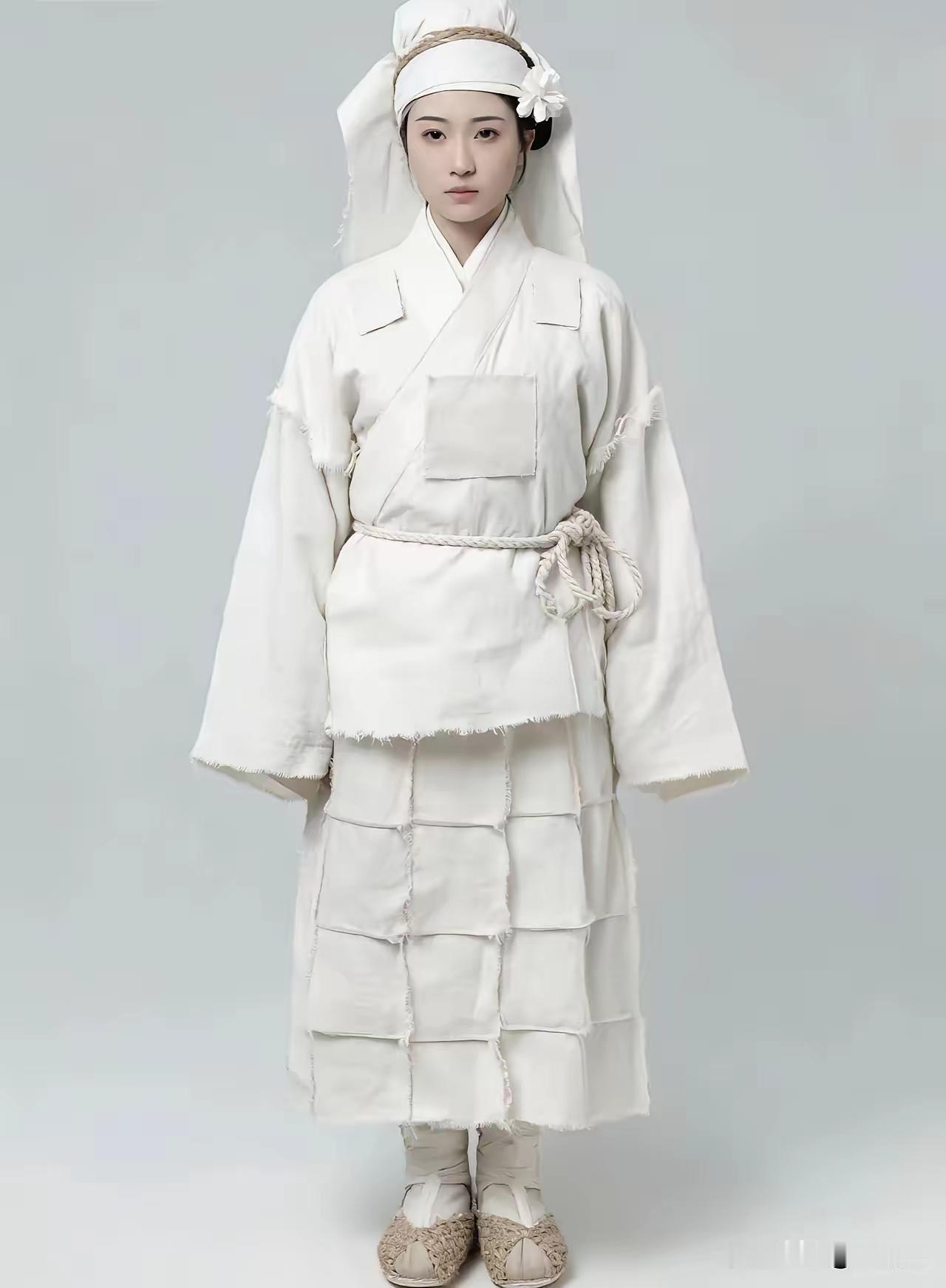 这原本是我们的传统文化，现在被巴黎世家直接拉走，他们家的服装设计师稍微修改了一下