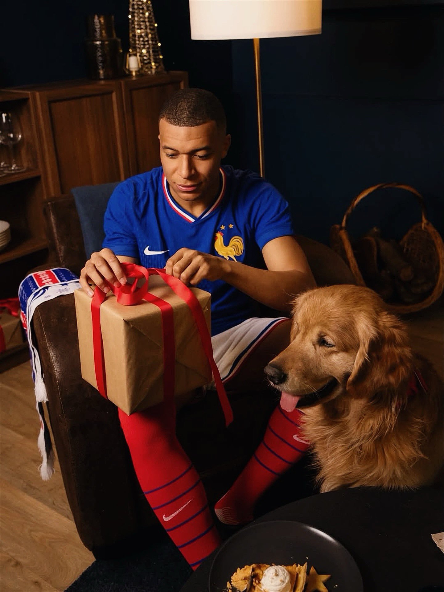 拆开礼物蹦出一个jumpscary娃娃手里拿着纸条上面写着你什么时候更新动态