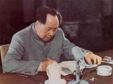 1950年，毛主席正在拆阅群众来信。其中一封信来自无锡，署名为“吴启瑞”，毛主席