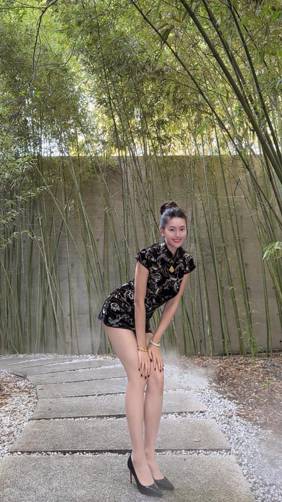 风情万种难抵挡，淡施脂粉溢清芬