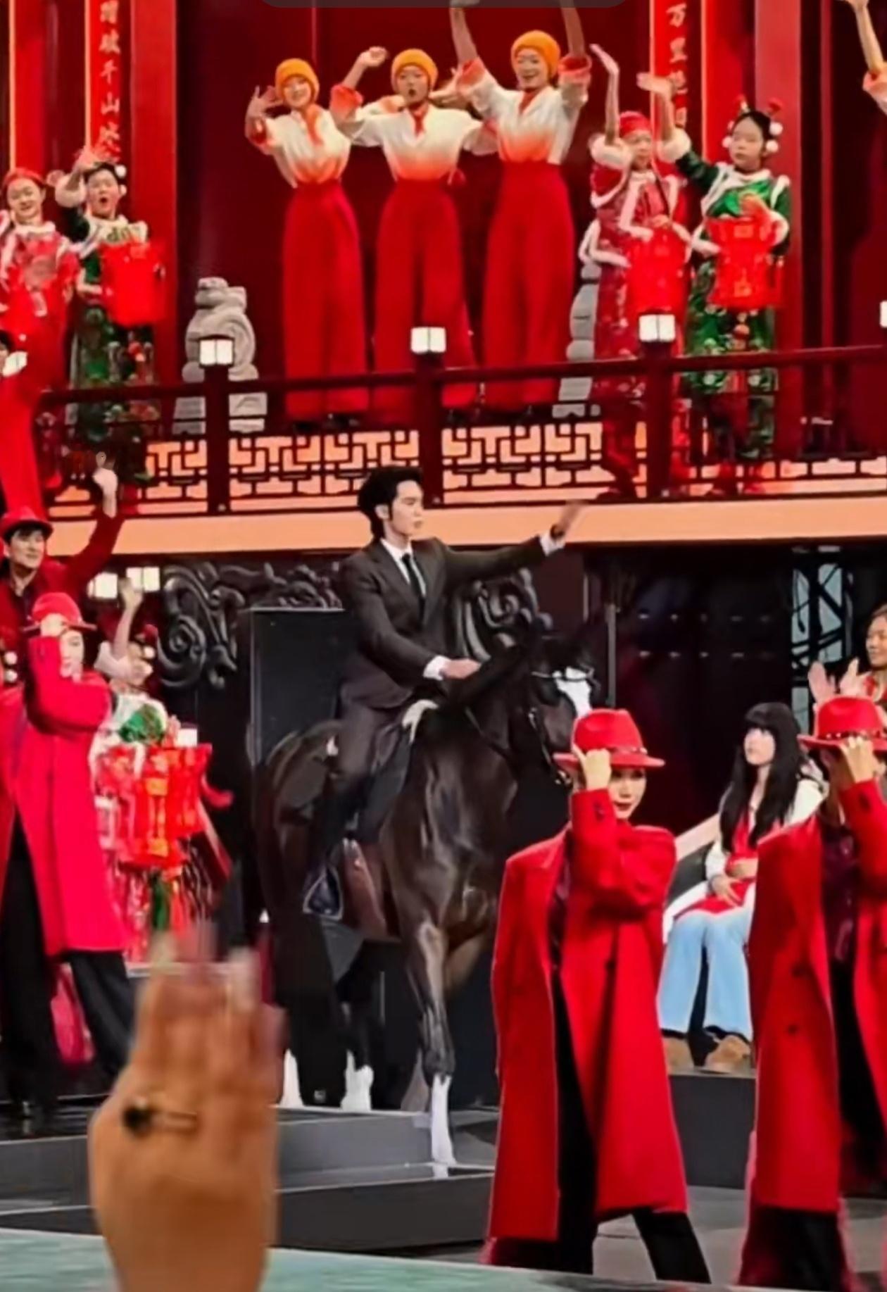 不愧是辽宁卫视春晚，于适直接骑马，地方台春晚还得看辽宁，尤其是不指望央视春晚、河