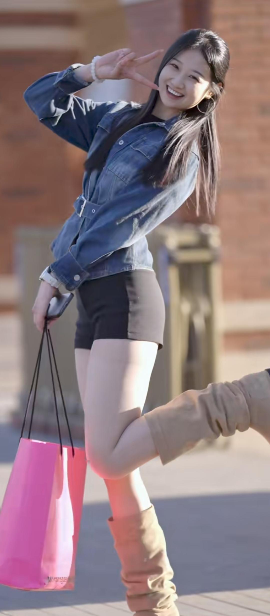 笑语盈盈处，相逢意气生。