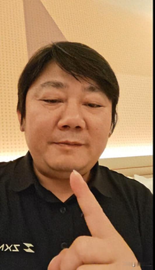 张雪这人，平时看着是个闷头搞技术的理工男，关键时刻却是个真性情的硬汉。最近台