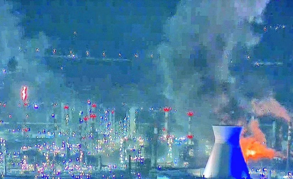 伊朗火力全开！591弹砸17战略目标炼油厂烧穿，约旦成以方盾牌来源:明镜高悬