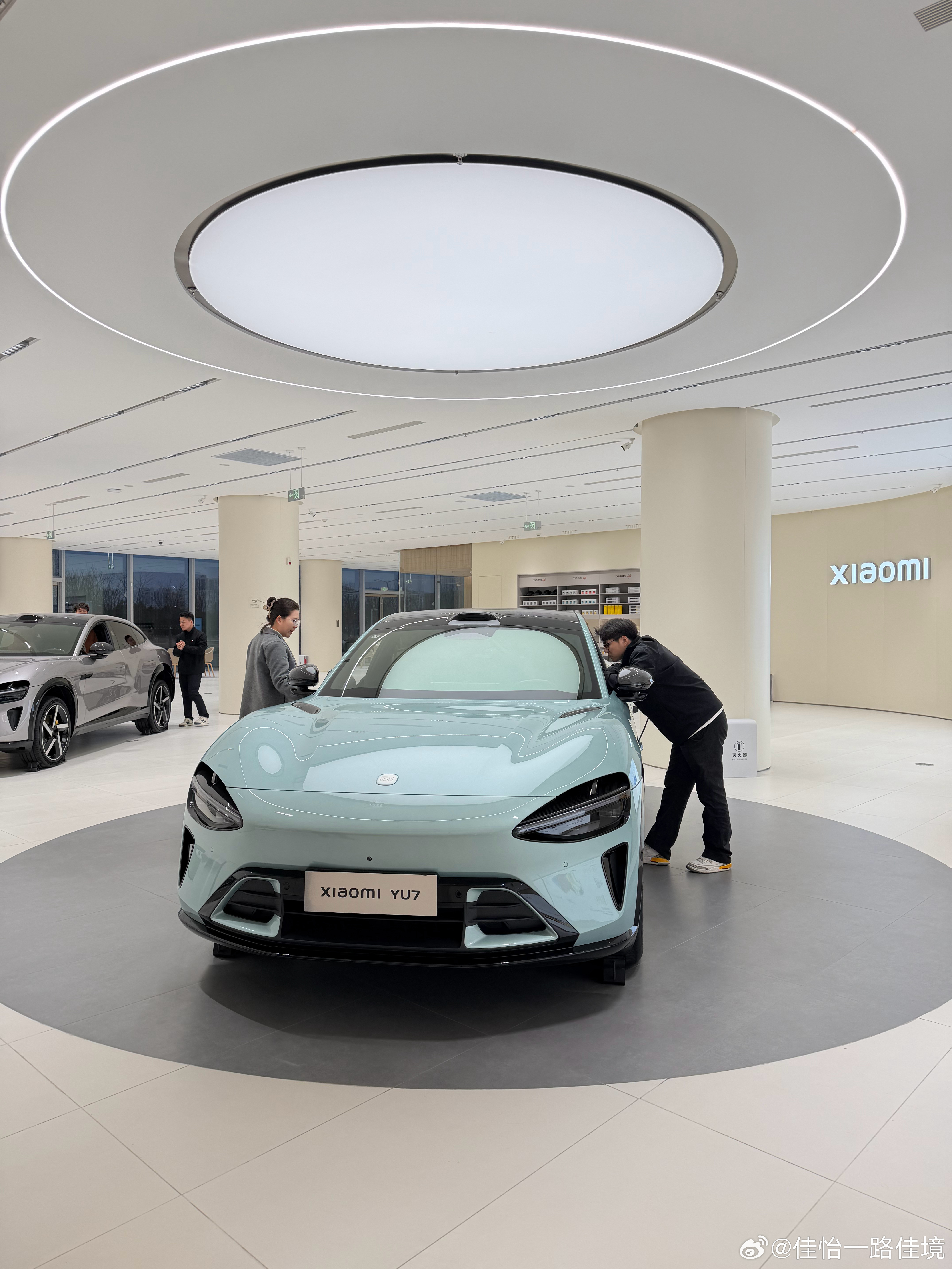 在商场看到了小米YU7影青色，非常非常好看！！像把宋代汝窑的天青色直接搬上了车