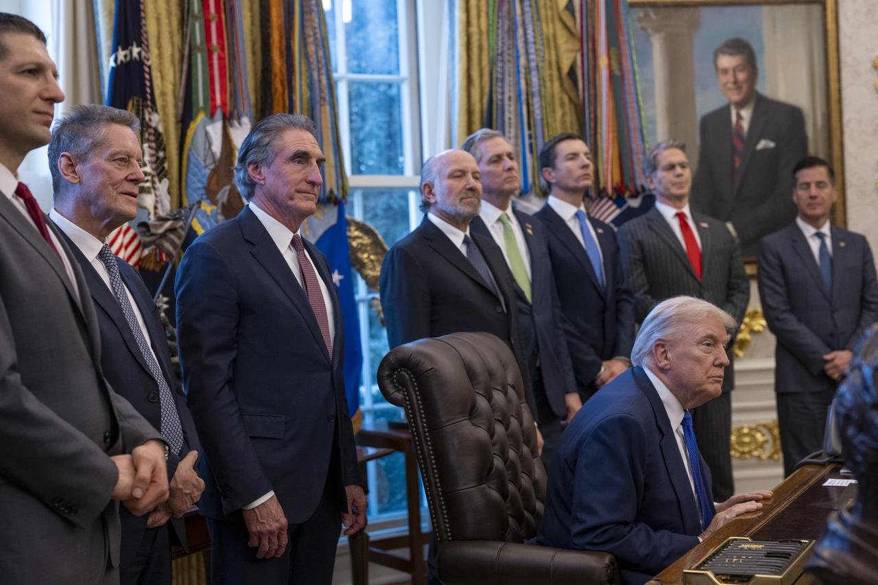 澳大利亚广播公司今天报道：“美国内政部长伯勒姆表示，约有30个国家希望加入由美国