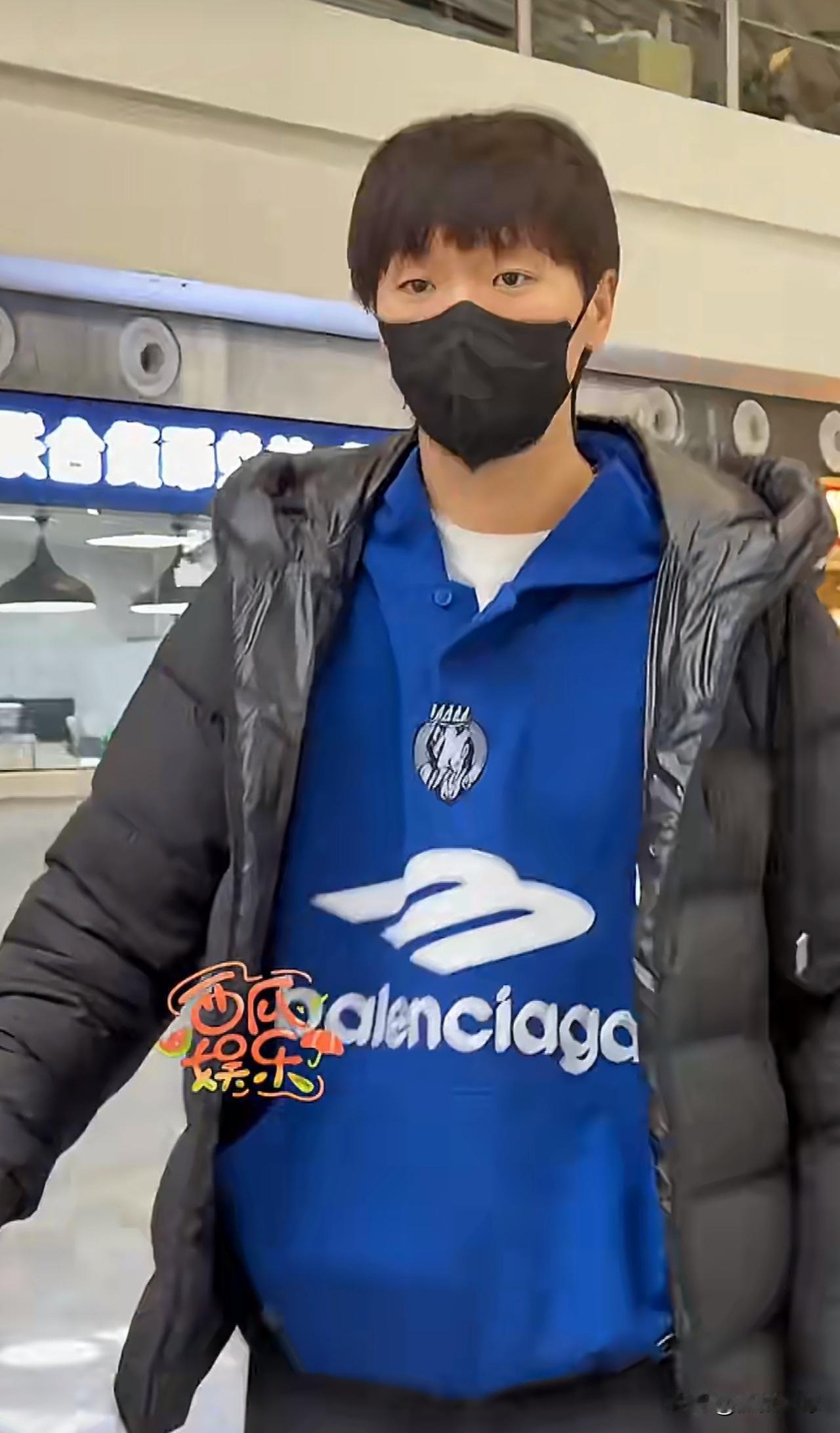 王曼昱这个造型，太让人误会了！王曼昱的卫衣口袋放了啥？突然肚子大了[大笑]