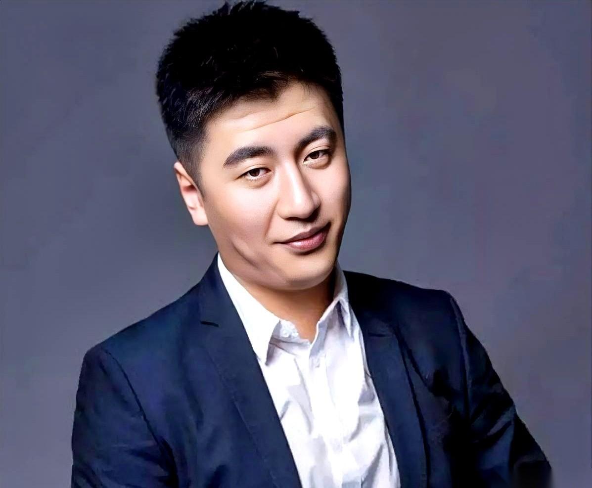 “我女儿将来不用考研，我会为她把钱赚够。”张雪峰这话，真狠。狠就狠在，他把我