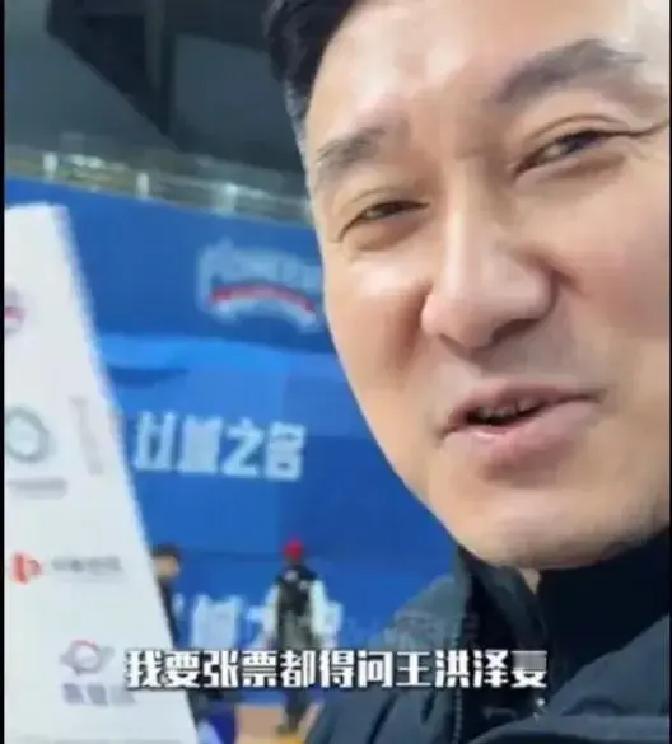 王洪泽第一次回家打CBA天津球馆，张建军攥着门票的手一直在抖。票是杜锋托人