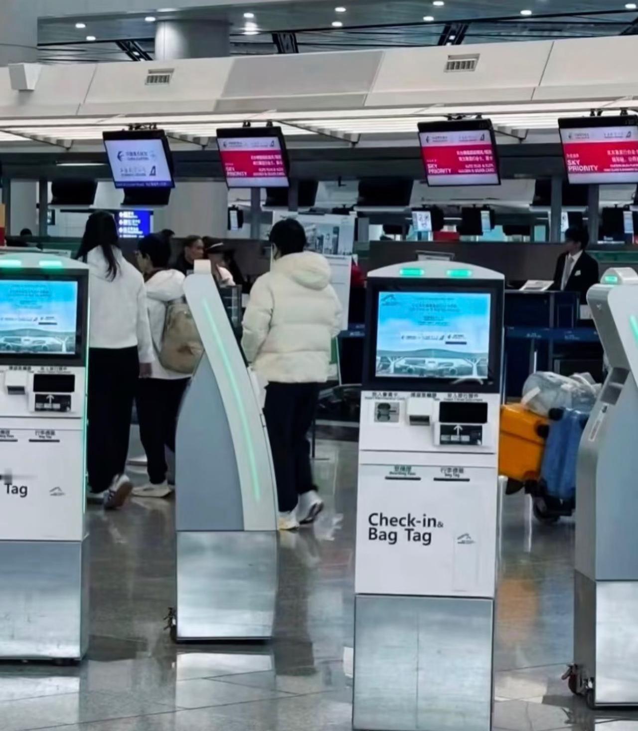 12月14日孙颖莎在何卓佳的陪同下回京治疗啦！香港总决赛，孙颖莎参赛的单打混