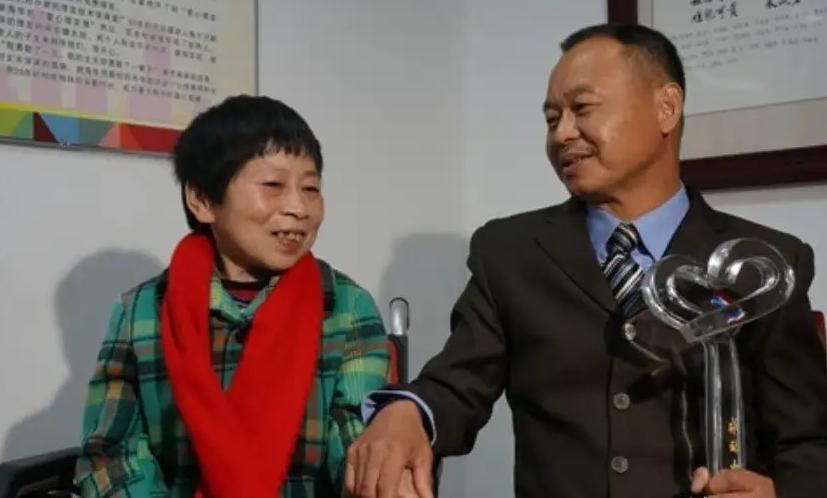 1988年，湖南长沙21岁姑娘见义勇为被刺9刀导致瘫痪，退伍小伙将她娶回家照顾了