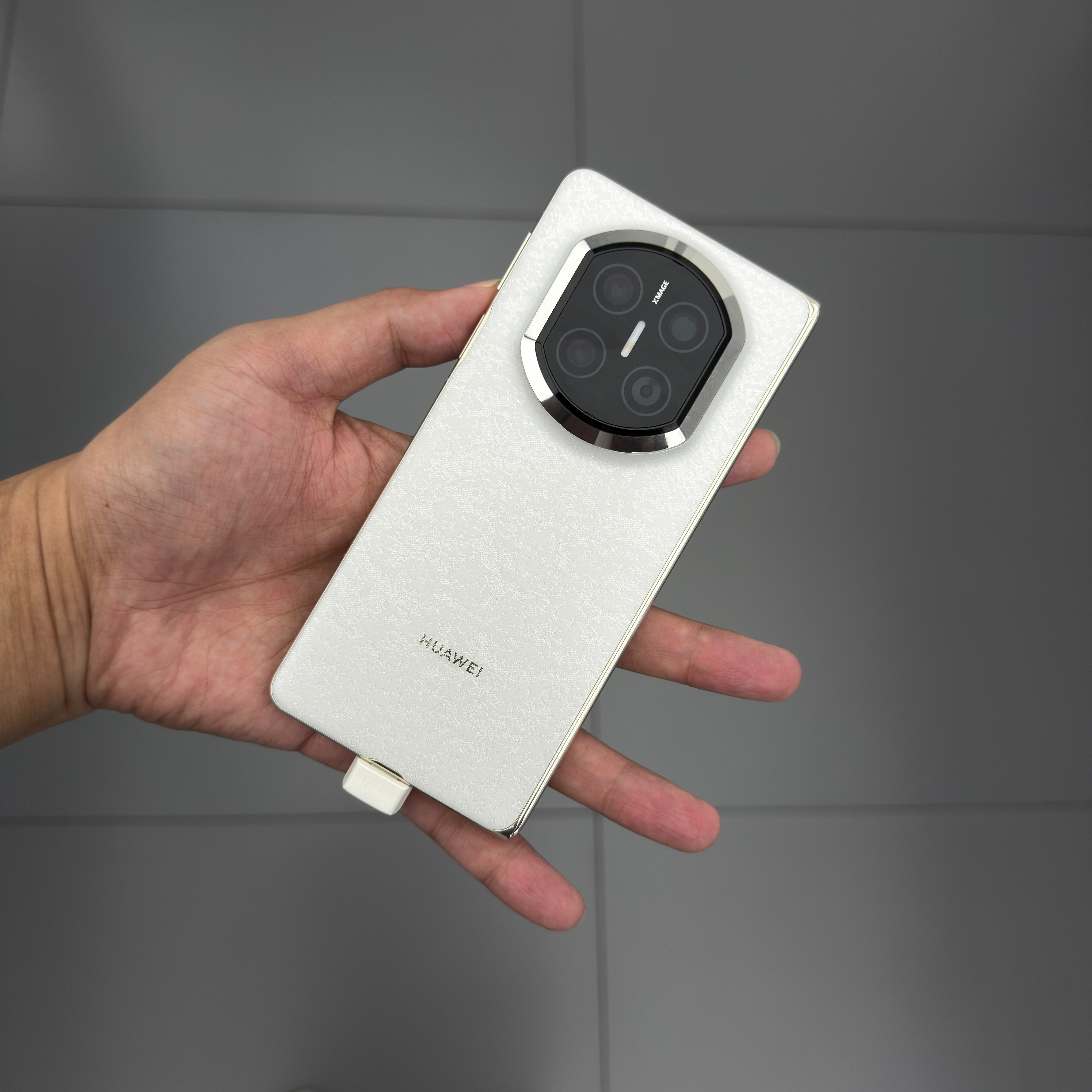 华为MateX7的折痕比X6有明显改善，而且很高兴华为没为了卷轻薄而砍掉扬声器