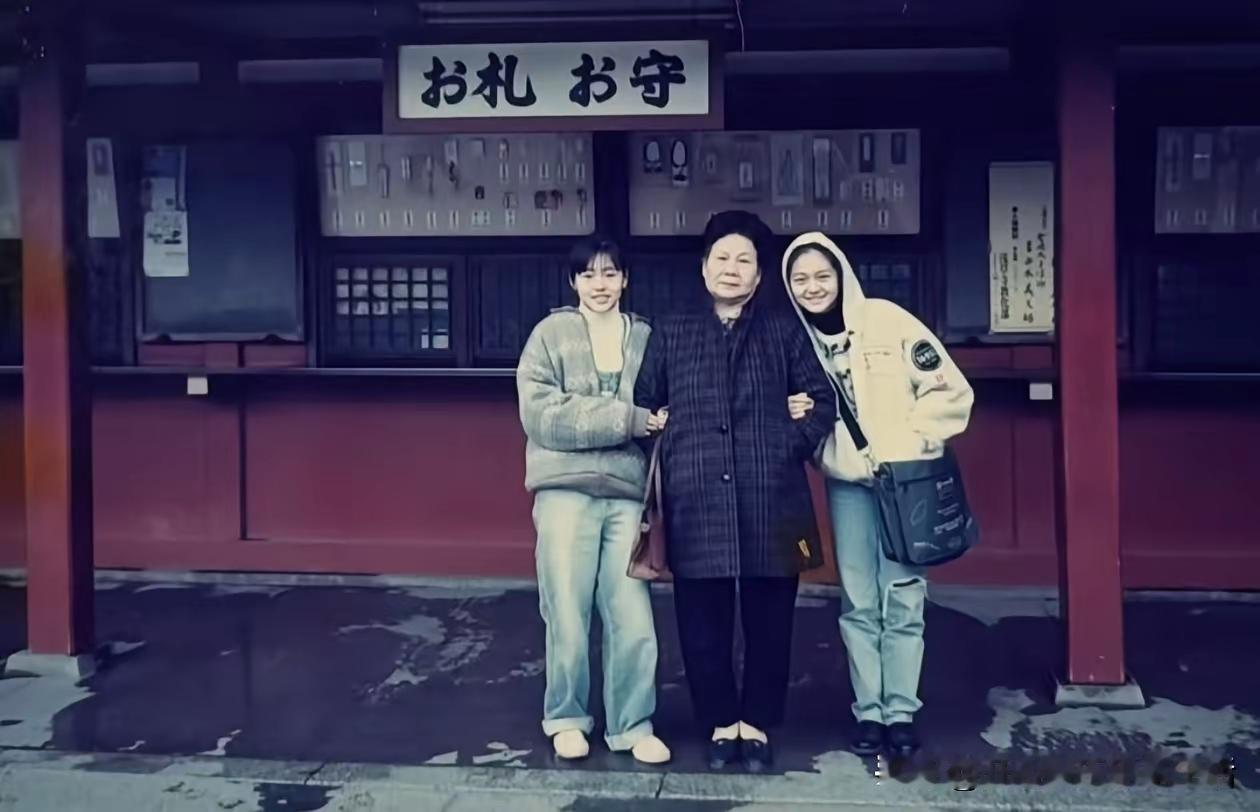 小S发的那些旧照片，我翻来覆去看了好几遍。照片里她和大S挤在日本街头的自动