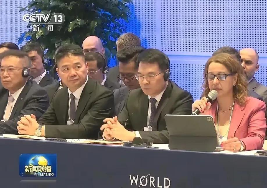 被央视镜头拍到的手，藏着京东27年的“死理”达沃斯论坛工商界座谈会上，央视