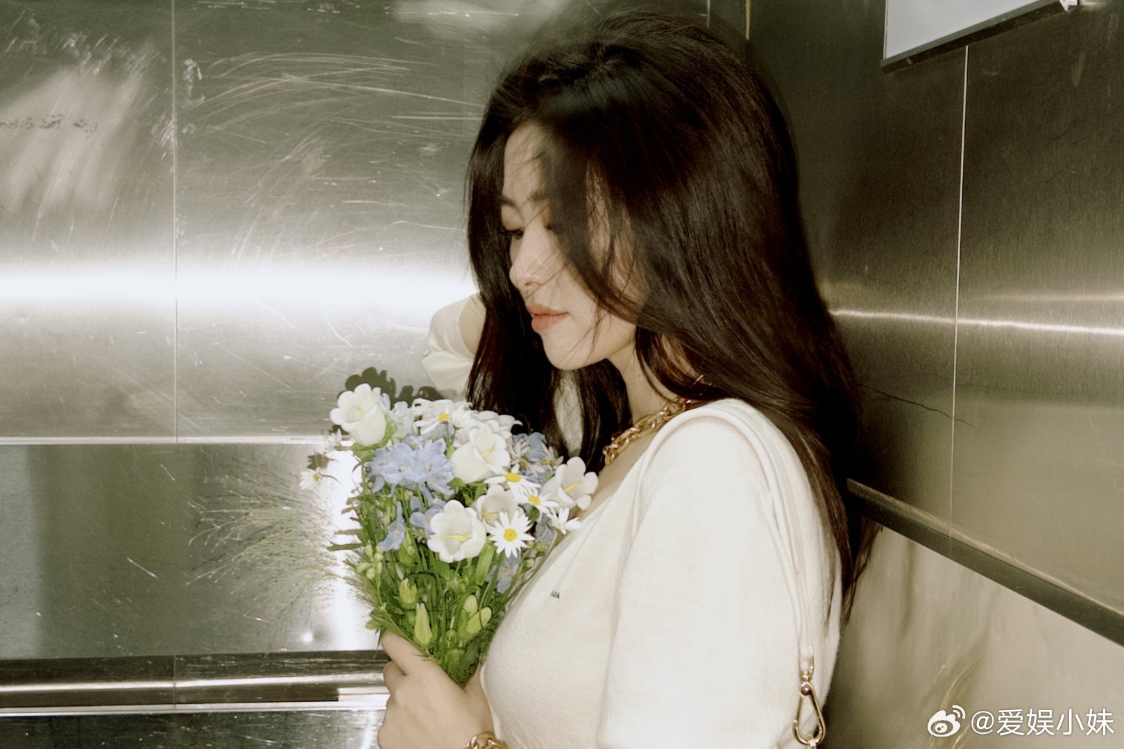 朱珠捧花回眸风情万种却不张扬，这才是独属于朱珠的高级美感。