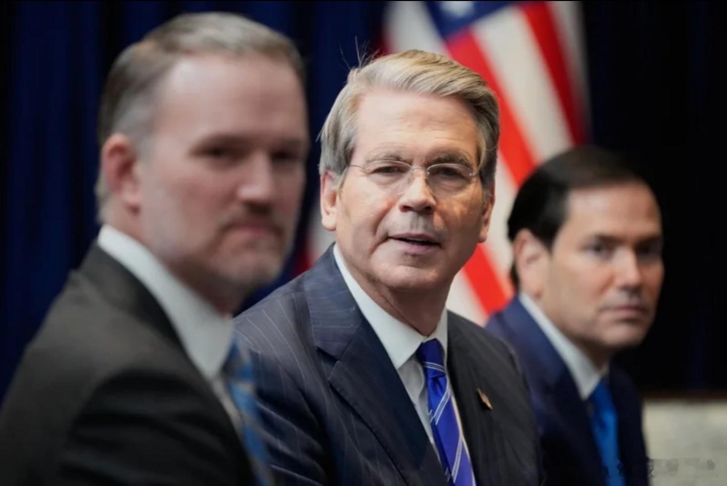 美国商务部数据，美国去年的商品贸易逆差仍持续扩大，达1.24万亿美元，再创65年