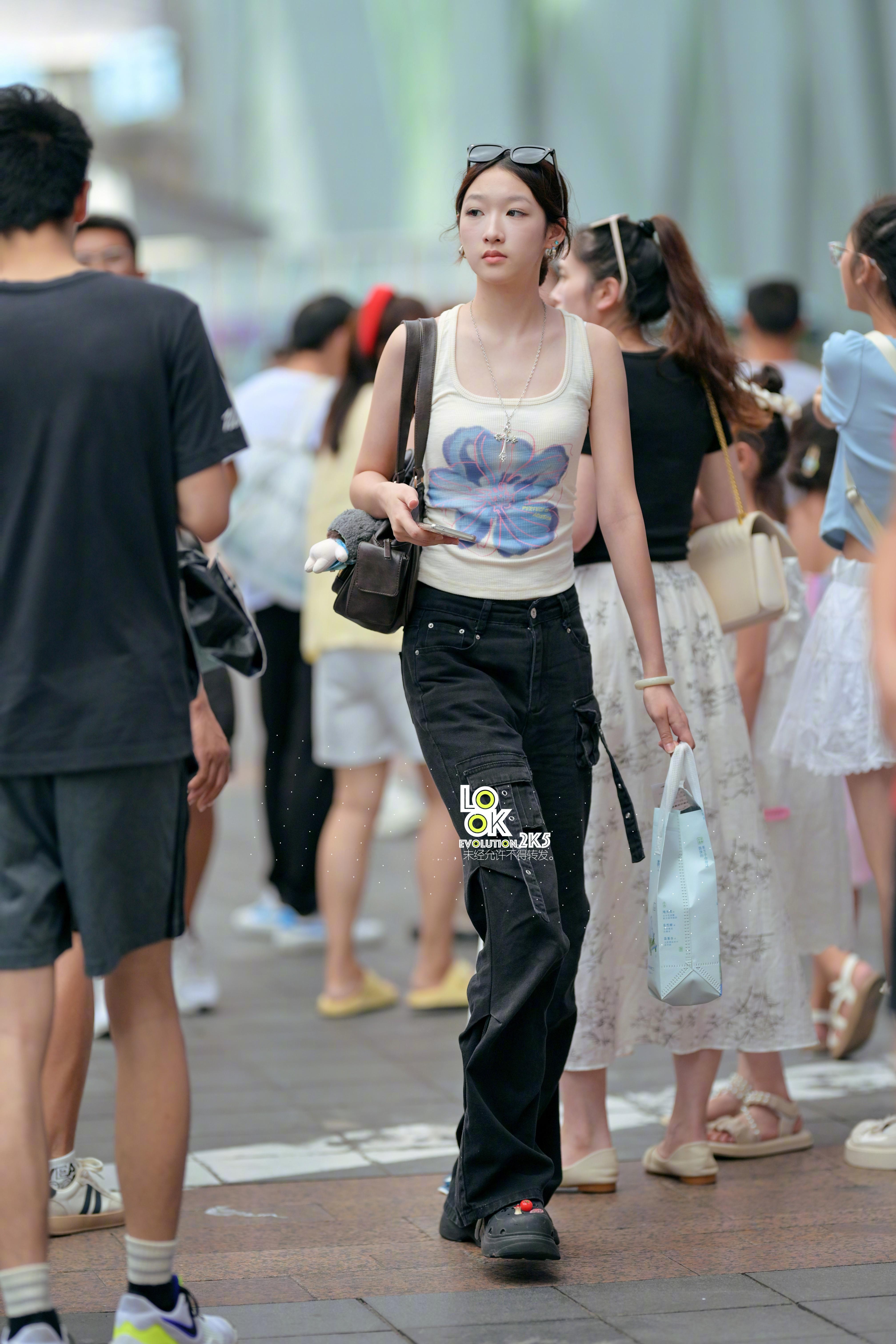 夏天穿这个裤子会不会很热啊？​​​