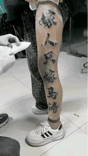 现在的小姑娘谈恋爱，真是敢想敢干，狠起来连自己都“下手”。有个女孩认准了一个人