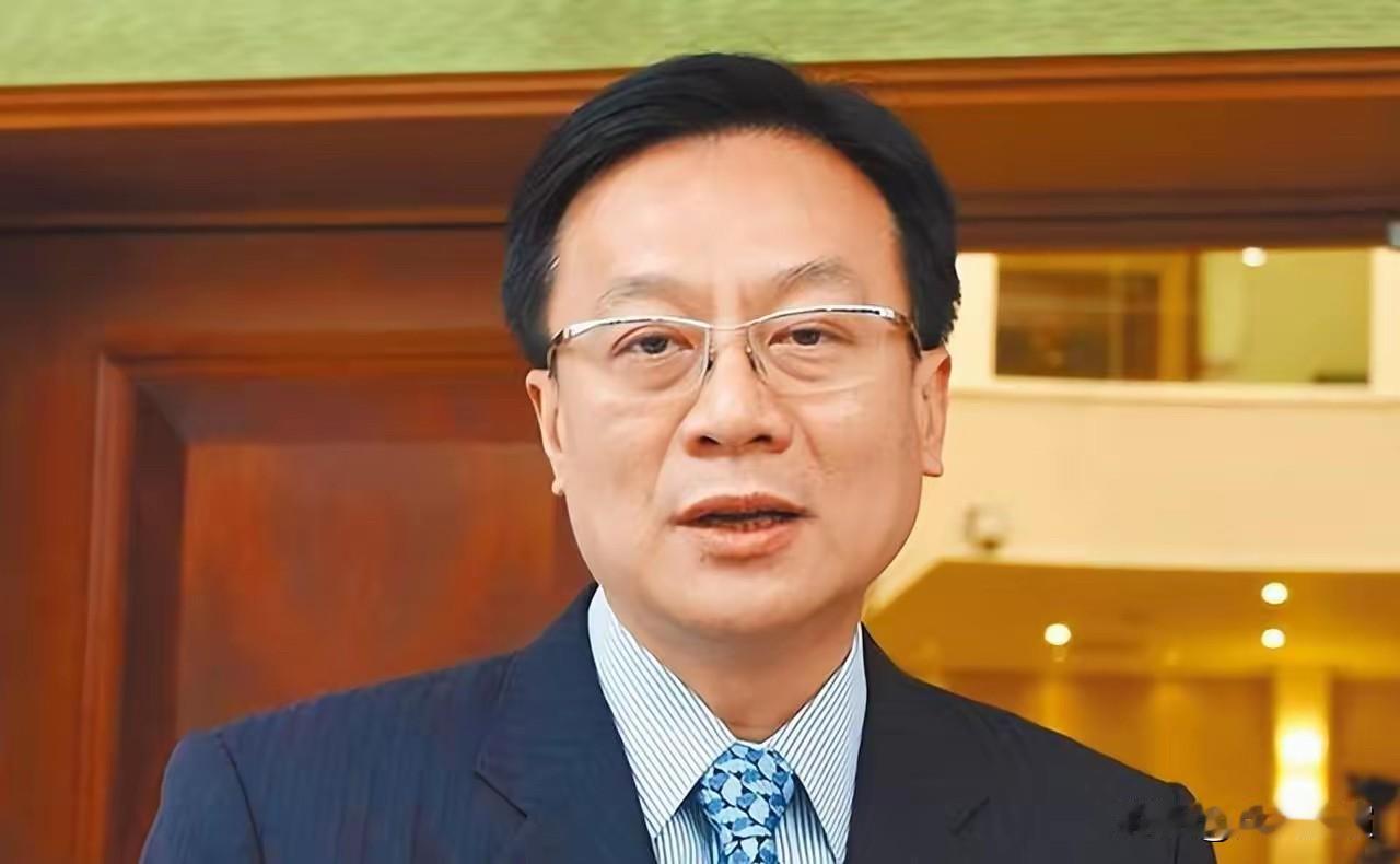 国民党主席候选人卓伯源今在高雄政见发表会上指出，6位候选人中郑丽文与罗智强都很年