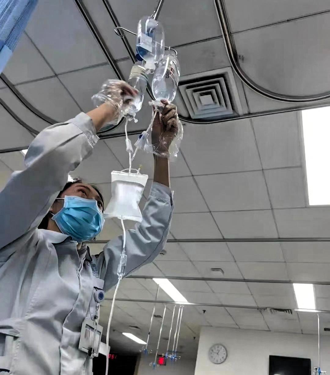 奉劝各位父母这么冷的天，千万不要给孩子吃水果，尤其是蓝莓，车厘子，葡萄，草莓