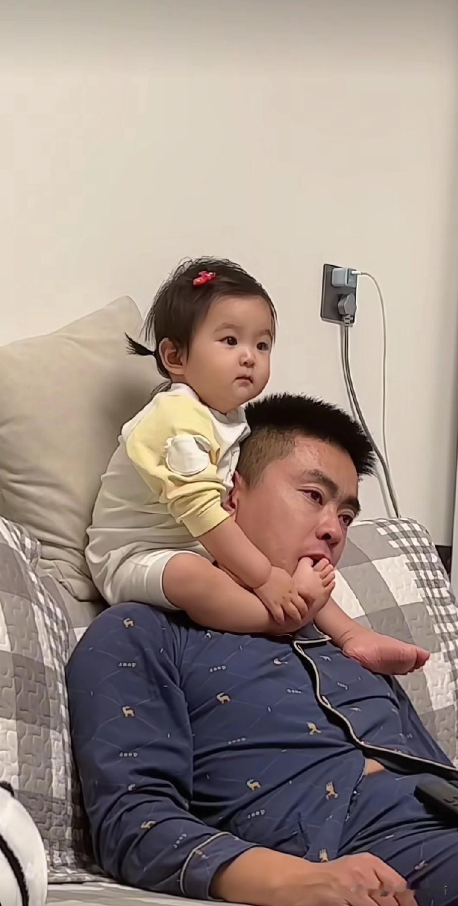 老婆洗完澡出来，看到坐在自家客厅沙发上的老公，一下就忍俊不禁笑出眼泪了。老婆