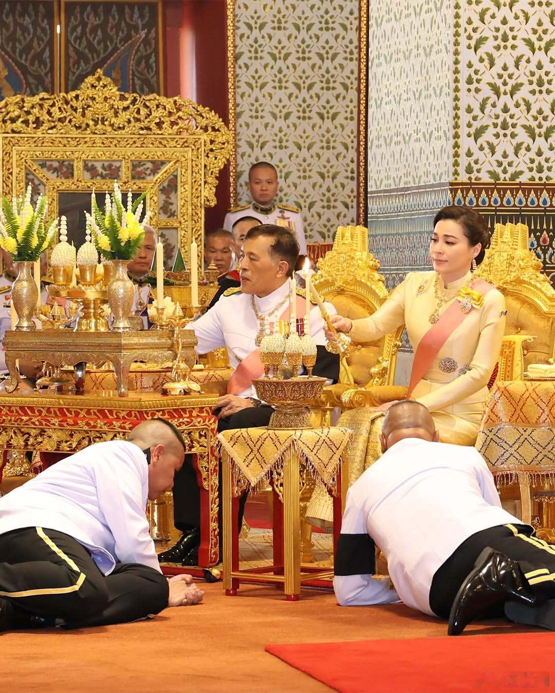 泰国王室🇹🇭7月29日，哇集拉隆功国王在苏提达王后、诗琳通公主、朱拉蓬公主