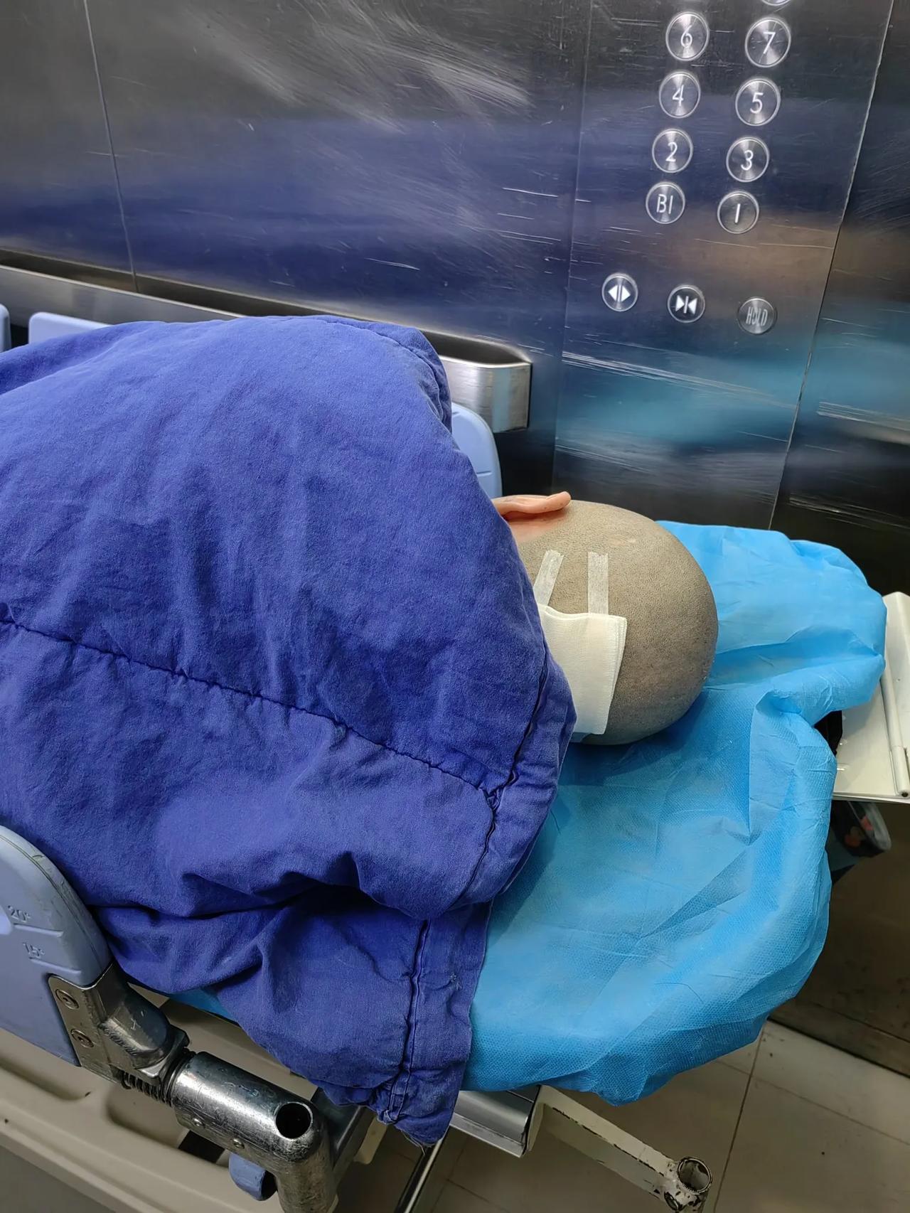 今天一早就接到医院来电，传来好消息，媳妇可以离开重症监护室转到普通病房。我和亲