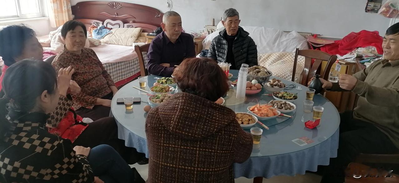 营养难以治愈癌症。图中正坐的是我的一个兄弟，他今年69岁了，患癌症已经十多年。2