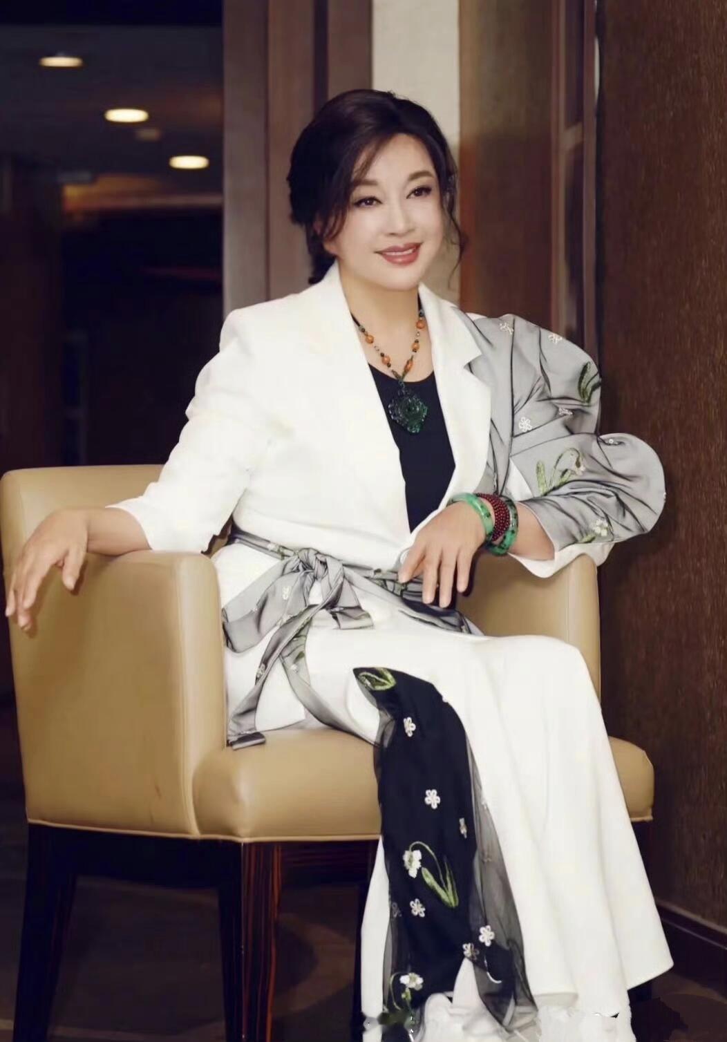 热爱生活才是对抗岁月的最佳武器。75岁刘晓庆红毯杀疯了！震碎年龄偏见刘晓庆‖刘晓